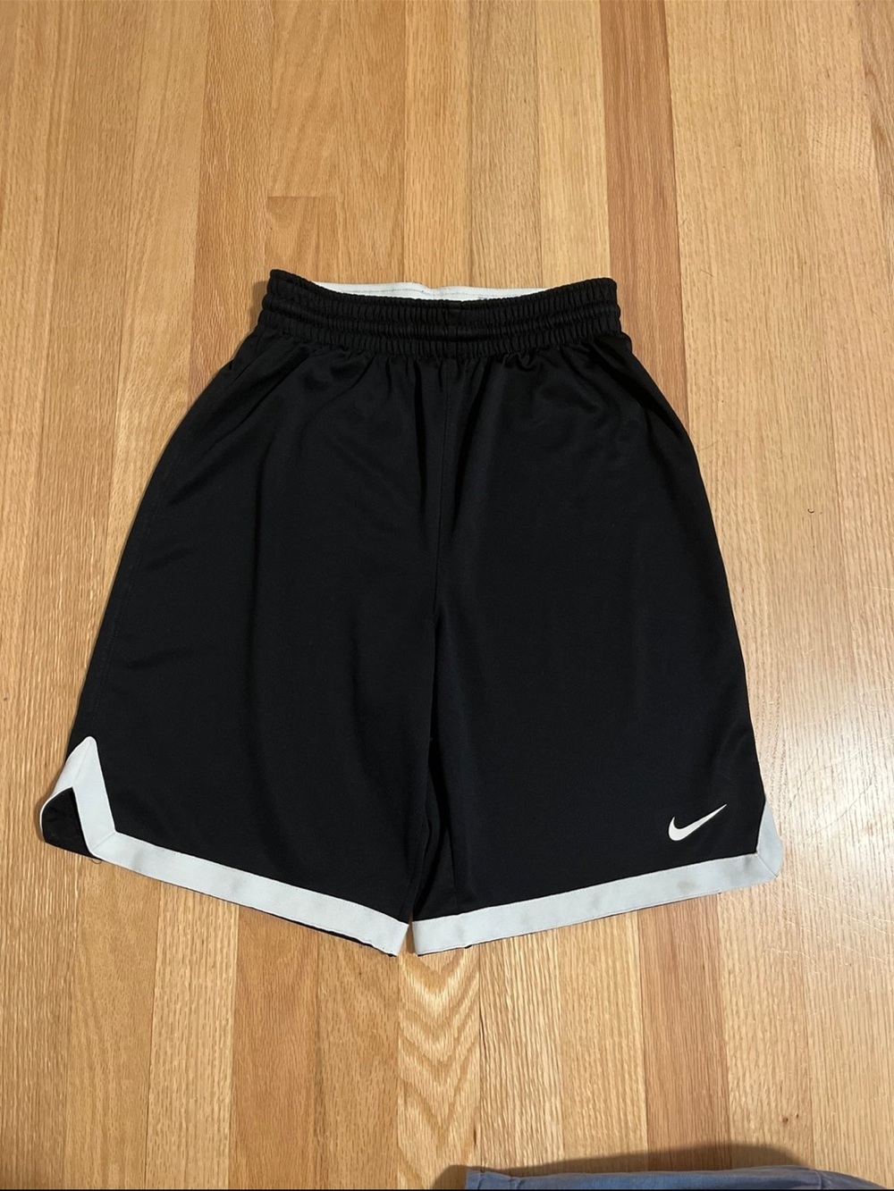 Nike boy’s Black Athletic Basketball Shorts White Trim xl